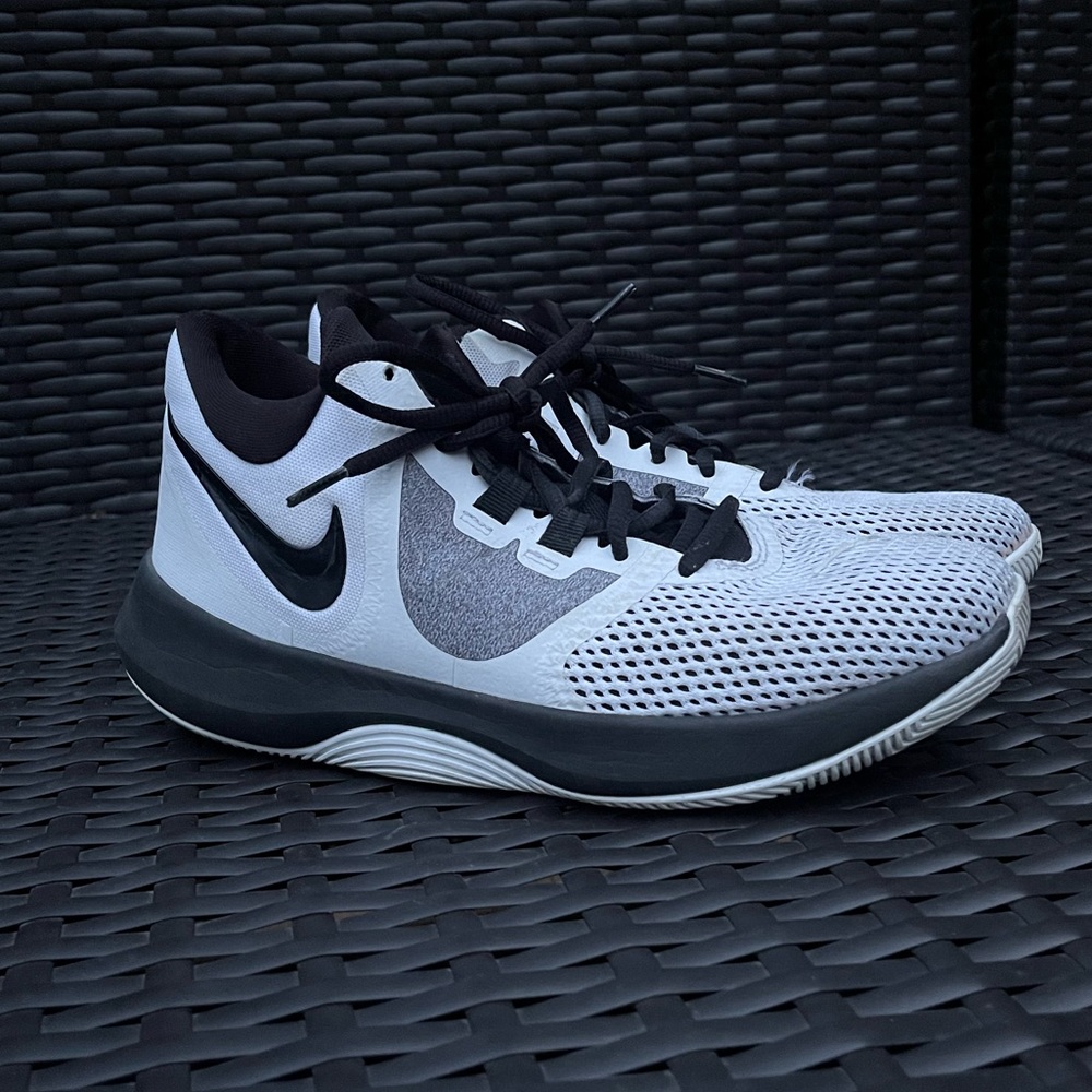 Nike Womens size 8 basketball shoes